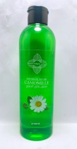 "Hydrolat de camomille : la douceur apaisante de la nature pour une peau équilibrée et apaisée."